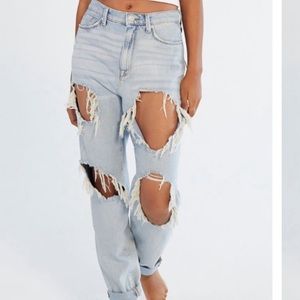 BDG DISTRESSED MOM JEANS